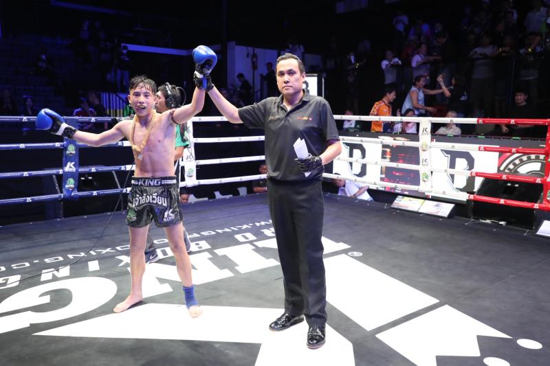 และคู่สุดท้าย คู่ที่ 9 พิกัด 47 กก. พยัคฆ์ทักษิณ ศ.ศศิวัฒน์ ...แพ้คะแนน... เอฟ18 พริ้ววาโย