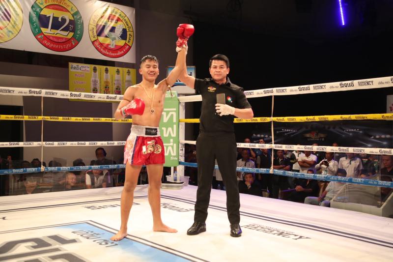 คู่แรก คู่ที่ 1 พิกัด 116 ปอนด์ ยอดเพชร พี.เค.เสี่ยต้อมอะไหล่ยนต์ ...ชนะคะแนน... บิ๊กบอส ศ.ศศิวัฒน์