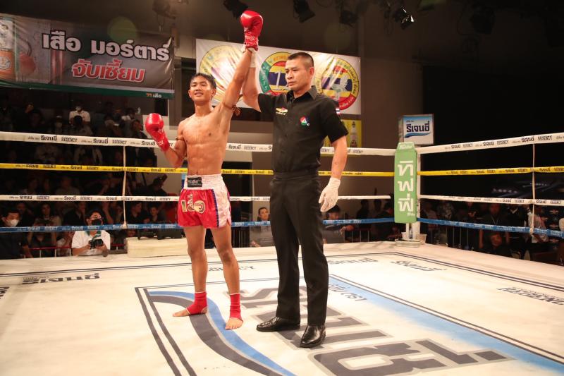 คู่ที่ 2 พิกัด 116 ปอนด์ แสงทองน้อย แสงทองค้าแก๊ส ...ชนะน็อกยก 2... เพชรมรกต ศิษย์สองพี่น้อง