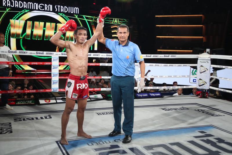 คู่ที่ 4  พิกัด 137 ปอนด์ เพชรพิเชษฐ์ หจก.กุ๊ปกุ๊ปสุทธิ ...ชนะคะแนน... มูฮัมหมัด เพชรยินดีอะคาเดมี่