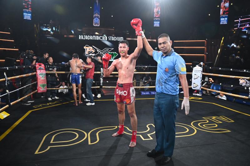 และคู่สุดท้าย คู่ที่ 9  พิกัด 135 ปอนด์ สมรักษ์น้อย เพชรยินดีอะคาเดมี่ ...ชนะน็อกยก 4... ดวงสมพงษ์ จ