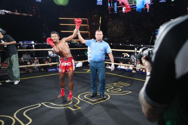 คู่ที่ 7 พิกัด 133 ปอนด์ เพชรชลธาร ก.อดิศักดิ์ ...ชนะน็อกยก 2... ซัน ภ.หลักบุญ