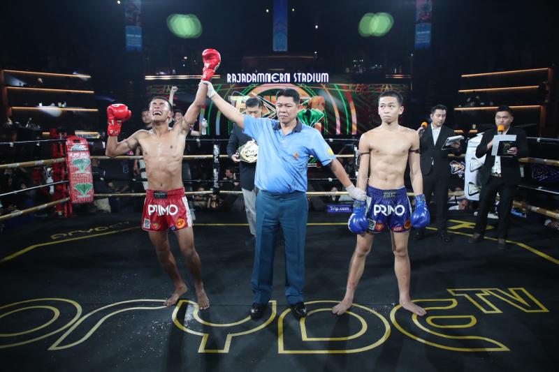 คู่ที่ 8 พิกัด 112 ปอนด์ สิงห์ดำ เกียรติฟูเฟื่อง ...ชนะคะแนน... ทัพหน้า ส.เปรมบุตร