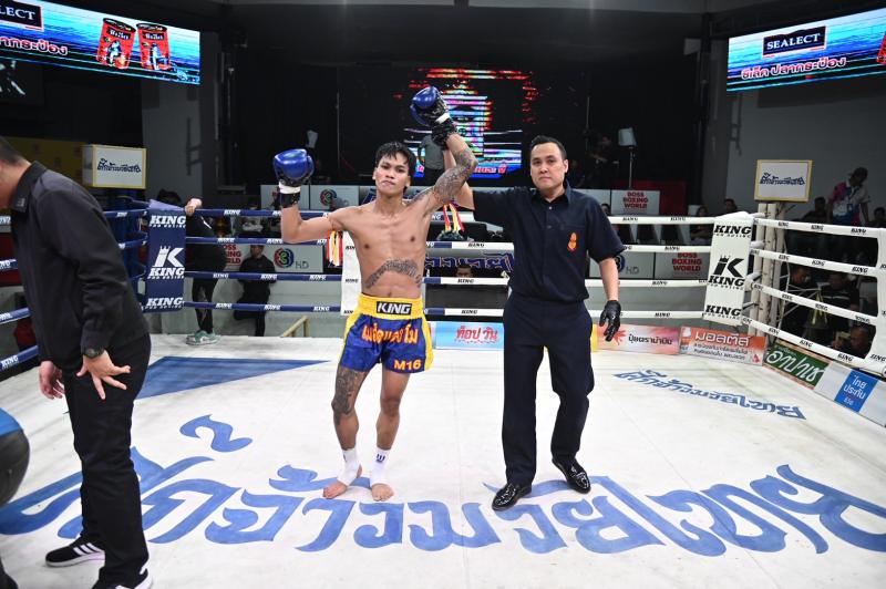 คู่ที่ 2 พิกัด 122 ปอนด์ เพชรนาวี พยัคฆ์กันธร ...แพ้น็อกยก 2... กล้าเผด็จ เอ็น.เอฟ.ลูกสวน