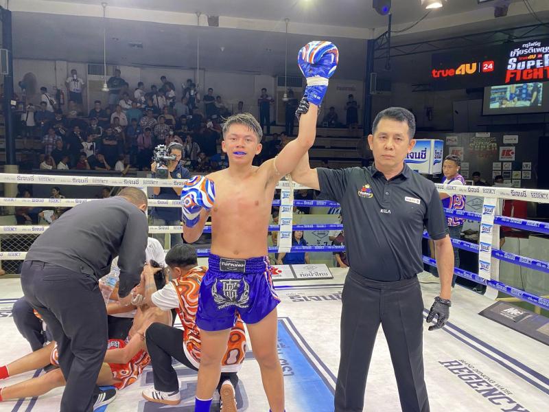 คู่ที่ 3 พิกัด 132 ปอนด์ สิงห์มงคล ซีเอ็มเอ.อะคาเดมี่ ...แพ้น็อกยก 2... เพชรมณี แสงพิชิตมวยไทย