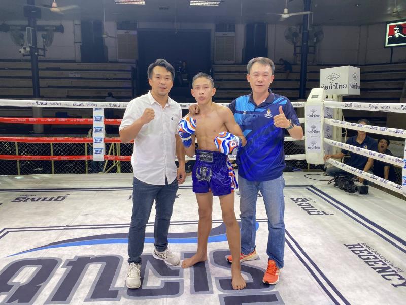 และคู่สุดท้าย คู่ที่ 5  พิกัด 100 ปอนด์ ยอดนกเล็ก ส.โชคมีชัย ...แพ้น็อกยก 4... ขุนศึก น.นาคสุวรรณ