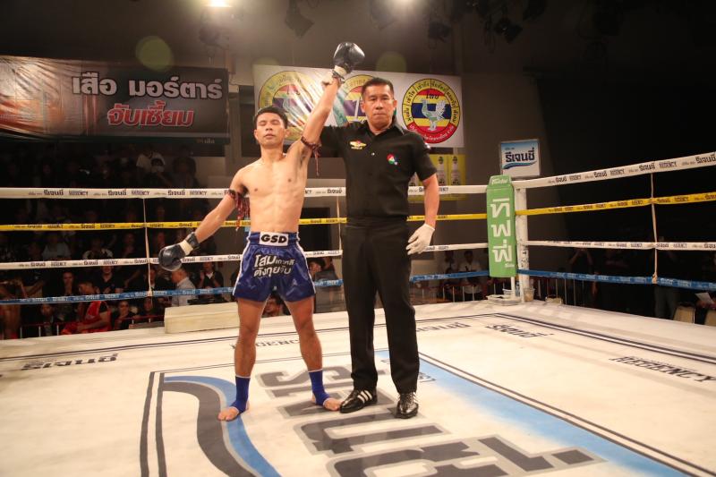 คู่ที่ 4 พิกัด 122 ปอนด์ ศักดิ์เล็ก ลูกเจ้าพ่อโรงต้ม ...แพ้น็อกยก 2... เอกลักษณ์ ส.สมานการ์เม้นท์