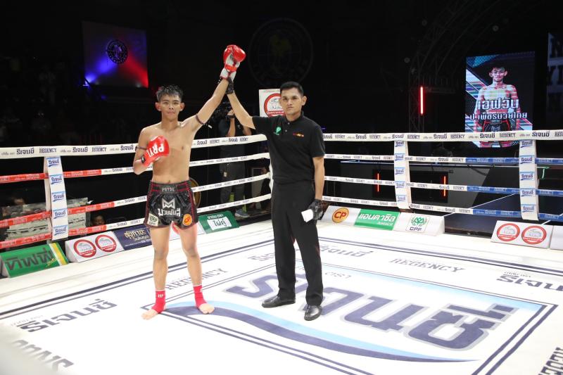 คู่ที่ 2 พิกัด 128 ปอนด์ เอฟวัน ป.เพ็ชรมวยไทย ...ชนะคะแนน... เจริญโท บุญลานนามวยไทย