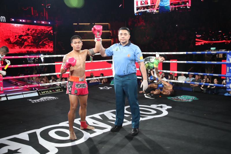 คู่ที่ 5 พิกัด 134 ปอนด์ เพชรสยาม เพชรนิลเกตุ ...ชนะน็อกยก 2... เทพสุทิน ศักดิ์อินเตอร์