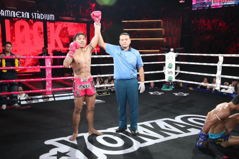 คู่ที่ 6 พิกัด 140 ปอนด์ เพชรภาคใหม่ เอฟ.เอ.กรุ๊ป ...ชนะน็อกยก 2... น้องเดียร์ โด่งเมืองคอน