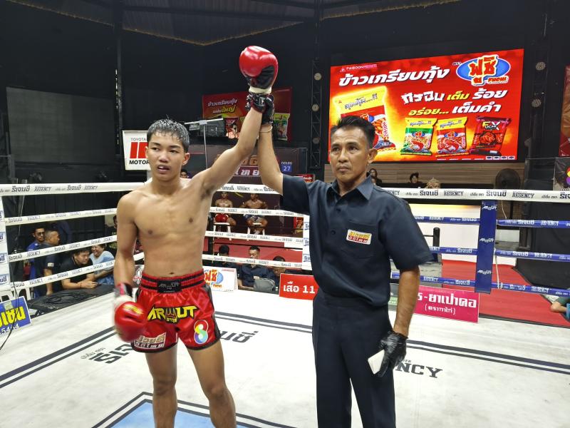 คู่ที่ 5 พิกัด 119 ปอนด์ ชายแปด บี.ซี.เค.ยิม ...ชนะคะแนน... ยอดขุนพล สิงห์คลองสี่