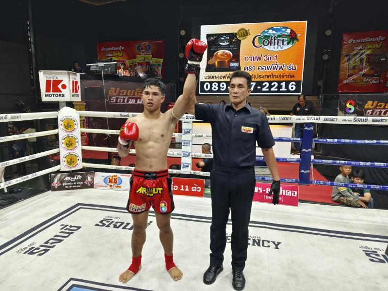 คู่ที่ 6 พิกัด 140 ปอนด์ ป้อมเพชร ศิษย์เจ๊ฑูรย์ ...ชนะน็อกยก 3... อภิชัย ส.สมนึก