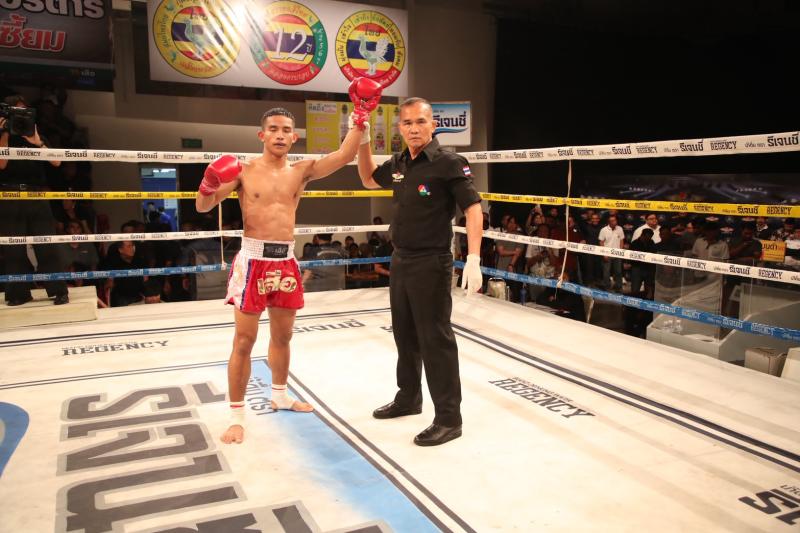 คู่แรก คู่ที่ 1 พิกัด 116 ปอนด์ หัสดี ตี๋น้อยคะชิน ...ชนะน็อกยก 3... เด่นเมืองจันทร์ ป.มงคลอินทร์