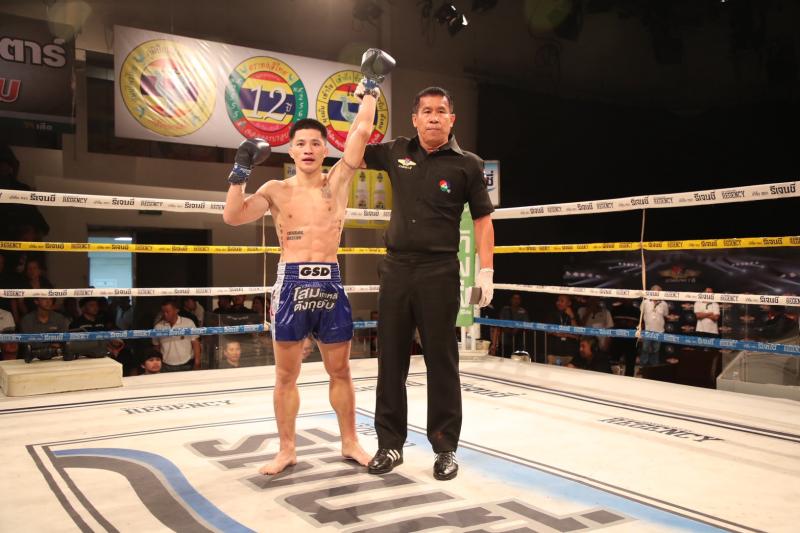 คู่ที่ 4 พิกัด 122 ปอนด์ เพชรสังวาลย์ ส.สมานการ์เม้นท์ ...แพ้คะแนน... โปเย แอ๊ดสันป่าตอง