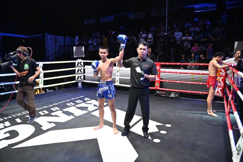 คู่ที่ 2 พิกัด 105 ปอนด์ เพชรตะวัน ศิษย์ป๋าก้อง ...แพ้คะแนน... นำโชค ต.อิทธิพร