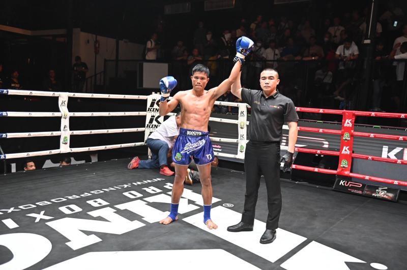 และคู่สุดท้าย คู่ที่ 8  พิกัด 128 ปอนด์ แซมซั่น พ.เพชรโพธิ์ทอง ...แพ้น็อกยก 2... วังจั่นเล็ก บี.เอส.