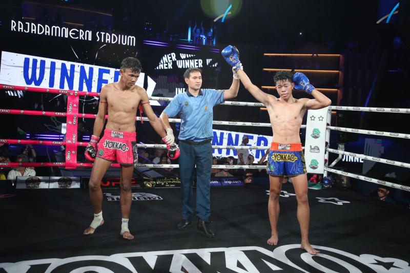 คู่ที่ 8 พิกัด 128 ปอนด์ สิงห์โดมทอง นกยีนส์ลาดกระบัง ...ชนะคะแนน... ตวงทรัพย์ ส.สละชีพ