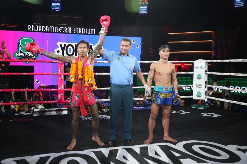 และคู่สุดท้าย คู่ที่ 9  พิกัด 134 ปอนด์ เด่นณรงค์ ส.เจริญเดชมวยไทย ...ชนะน็อกยก 3... เพชรอดิศร ที.เอ