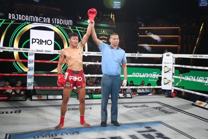 คู่ที่ 3 พิกัด 129ต่อ130 ปอนด์ น้ำตาเดือด เกียรติฉัตรชัย ...ชนะน็อกยก 2... เพชรรุ่ง สก.เอกวิน