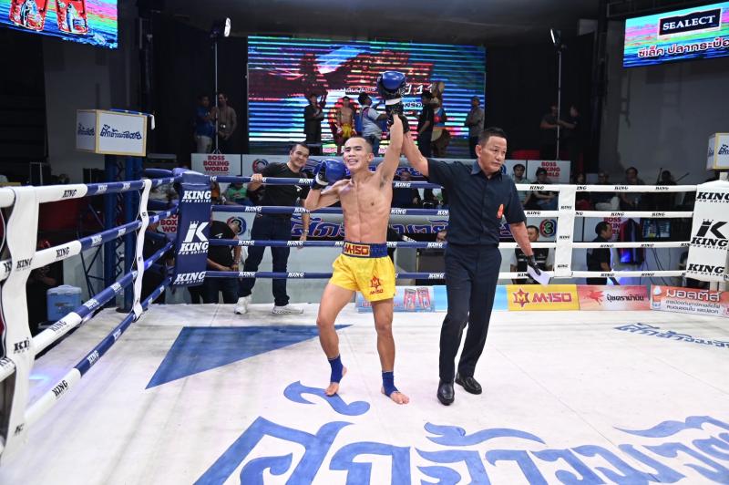 คู่แรก คู่ที่ 1 พิกัด 124 ปอนด์ แสนเมืองน้อย ศิษย์กำนันเหน่ง ...แพ้คะแนน... อี้หลงน้อย ธ.อ่างทอง