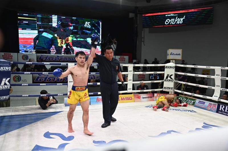 คู่ที่ 3 พิกัด 126 ปอนด์ สิงห์ธนวัฒน์ นกยีนส์ลาดกระบัง ...แพ้น็อกยก 3... เทพาธิป กัปตันเคนบ๊อกซิ่ง