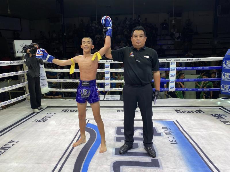 คู่ที่ 4 พิกัด 102 ปอนด์ เพชรใหม่ เพชรสมนึก ...แพ้คะแนน... ยอดเพทาย อ.เบญจมาศ