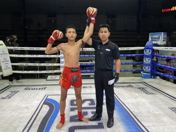 และคู่สุดท้าย คู่ที่ 5  พิกัด 104 ปอนด์ พรหมลิขิต เกียรติทรงฤทธิ์ ...ชนะคะแนน... กุหลาบขาว วรรณรัตน์