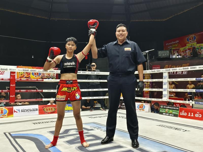 คู่แรก คู่ที่ 1 พิกัด 51 กก. เพชรกะรัตน์ เพชรแพรวพราว ...ชนะน็อกยก 2... โซเพีย ส.จิตรสนองชาติ