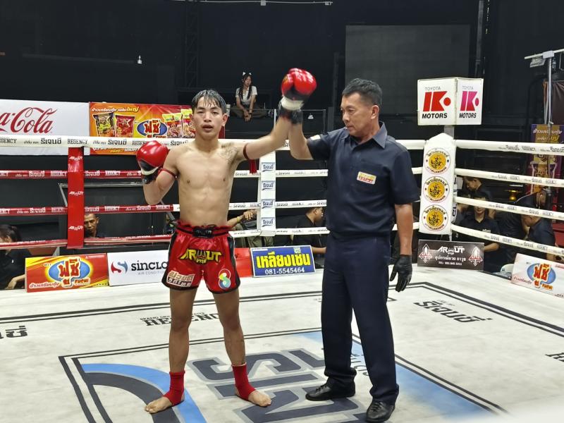 คู่ที่ 4  พิกัด 113 ปอนด์ ฟ้าเมฆินทร์ เพชรแพรวพราว ...ชนะน็อกยก 4... เพชรเอก ศิษย์พระอาจารย์ธรรมดล