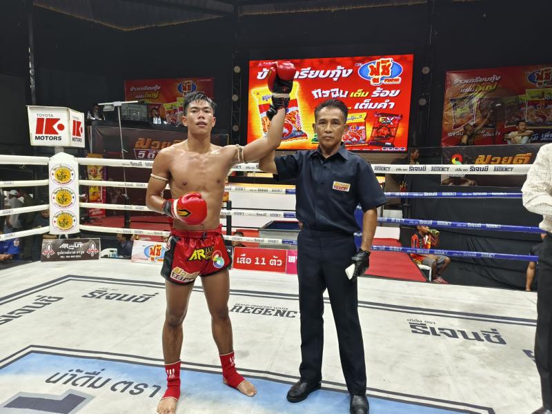 คู่ที่ 6 พิกัด 120 ปอนด์ เพชรทองเก้า พชรยิม ...ชนะคะแนน... โชคดี เจ.เอฟ.พุ่มพันธ์ม่วง