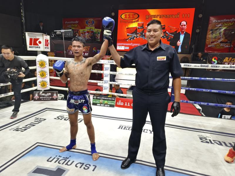 และคู่สุดท้าย คู่ที่ 8  พิกัด 115 ปอนด์ พยัคฆ์ภูสิงห์ ซันรัตภูมิ ...แพ้น็อกยก 3... ยอดนิยม ลูกเขาขวา