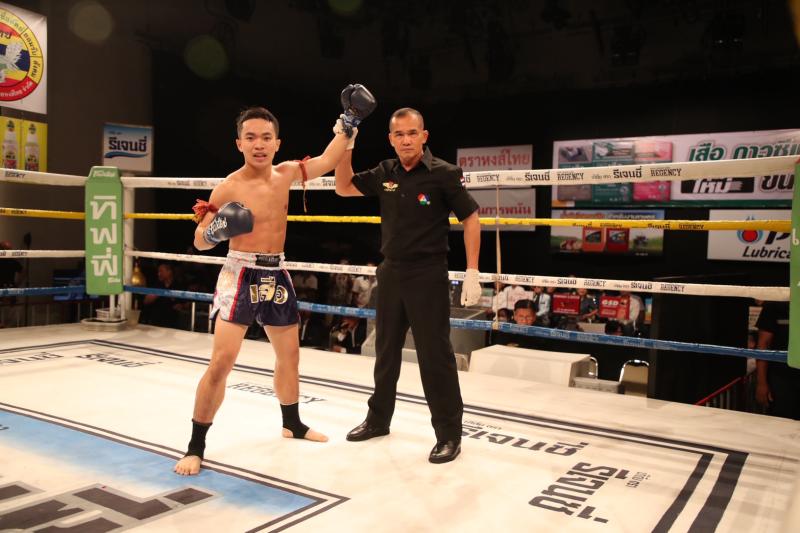 คู่ที่ 2 พิกัด 116 ปอนด์ พรเพชร ท๊อปแฟรี่ยิม ...แพ้น็อกยก 2... มอญขาว ซีเมนต์ดี