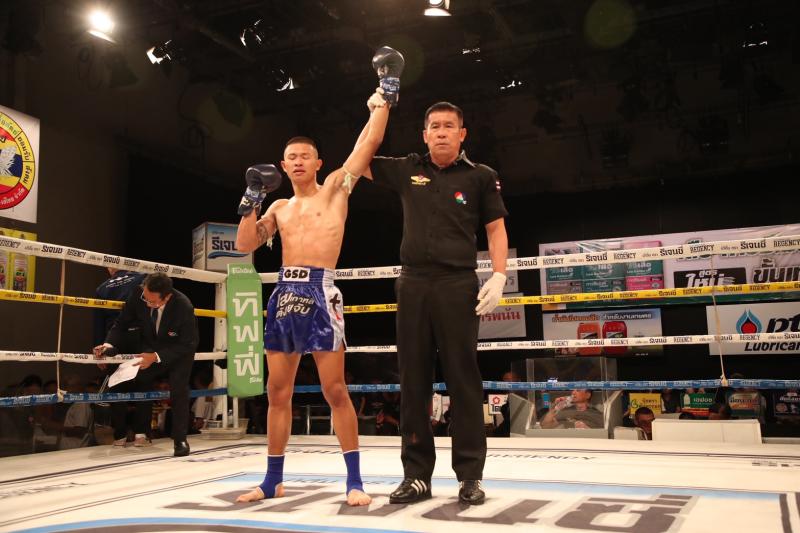 คู่ที่ 4 พิกัด 130 ปอนด์ โฟกัส นายกสร้อยเวียงยองลำพูน ...แพ้น็อกยก 3... ยอดอีที ปตท.ทองทวี