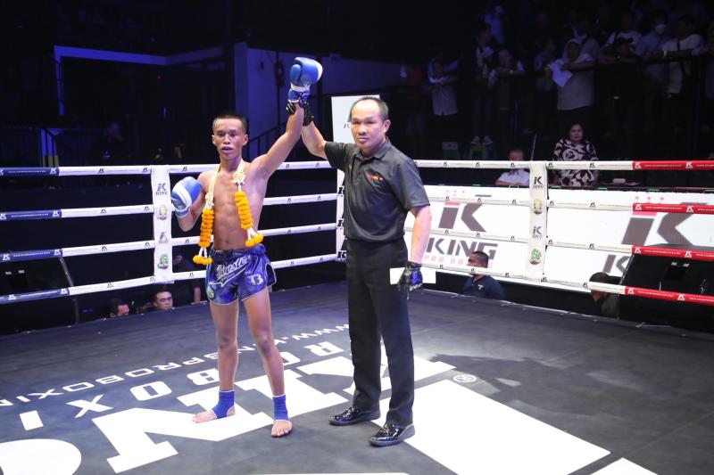 คู่แรก คู่ที่ 1 พิกัด 100 ปอนด์ จอมยุทธ ชายกลางยิม ...แพ้คะแนน... ลายสิงห์ พยัคฆ์เมืองงา