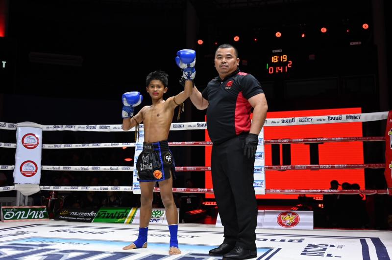 คู่แรก คู่ที่ 1 พิกัด 38 กก. เพชรธารปลิว เปิ้ลนคร ...แพ้น็อกยก 2... อิริฟาน โอมสุราษฏร์ธานี