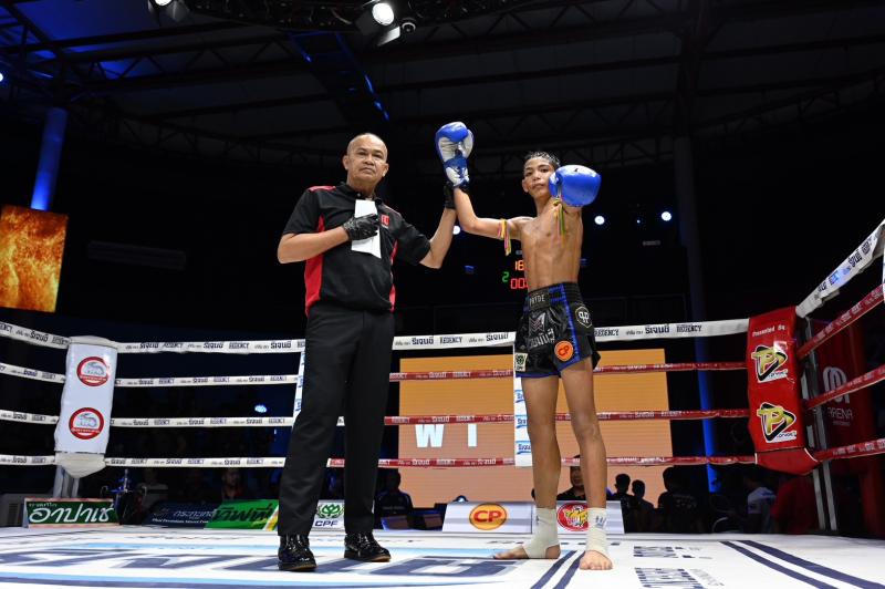 คู่ที่ 2 พิกัด 44.6 กก. เป็นดาว บ.รุ่งโรจน์ ...แพ้คะแนน... เพชรสายธาร ศิษย์หลวงพี่น้ำฝน