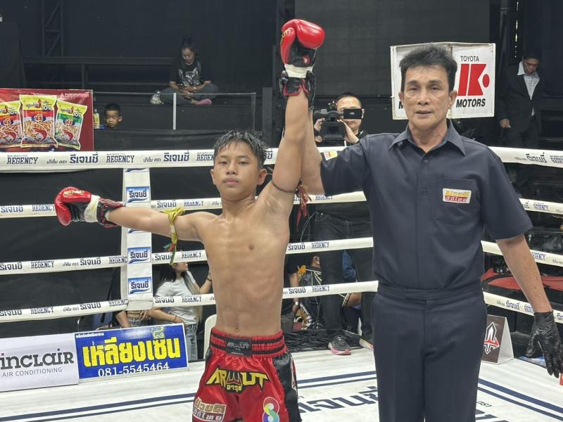 คู่ที่ 2 พิกัด 43 กก. เหนือพยัคฆ์ ศิษย์เหนือธรณี ...ชนะน็อกยก 2... จะเด็ดน้อย พี.เอ็ม.ซี.วันชัยมวยไท