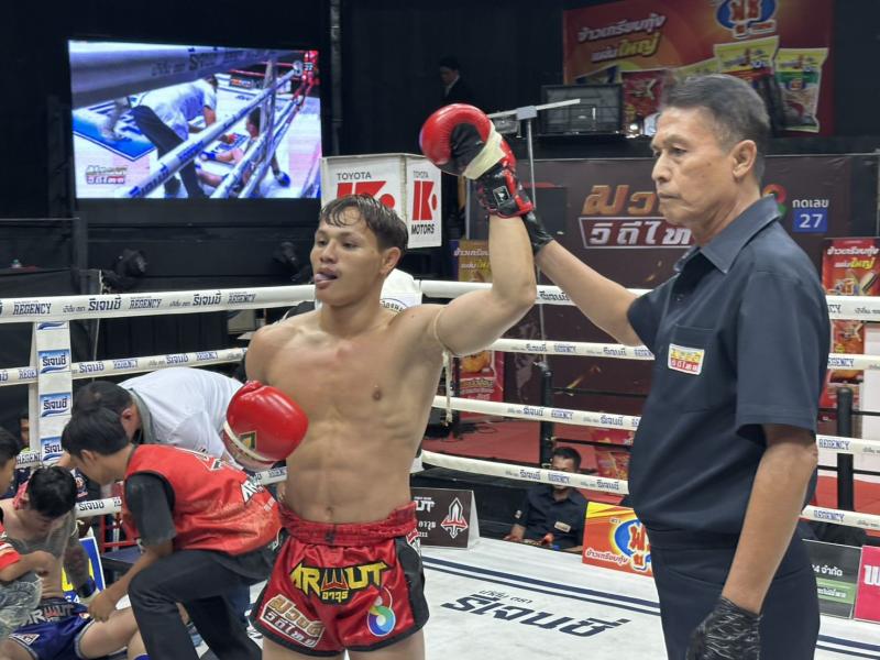 คู่ที่ 6 พิกัด 140 ปอนด์ ชายเฮง พชรยิม ...ชนะน็อกยก 3... ร้อยเชิง เจ.เอฟ.พุ่มพันธุ์ม่วง