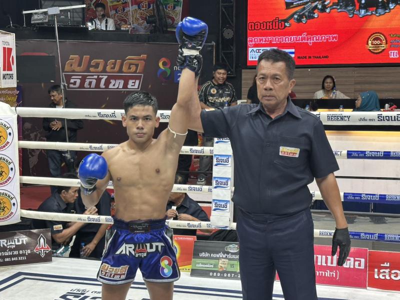 และคู่สุดท้าย คู่ที่ 8  พิกัด 104 ปอนด์ ดาวคะนอง เพชรบ้านบึง ...แพ้น็อกยก 1... เพชรฮาซัน ชัชมีนบุรี