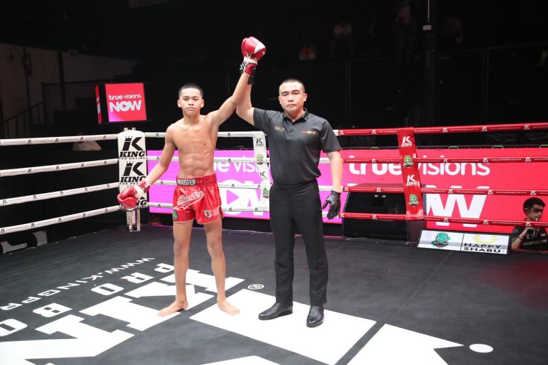 และคู่สุดท้าย คู่ที่ 8  พิกัด 114 ปอนด์ กิตติโชติ ศิษย์วัชรชัย ...ชนะน็อกยก 3... ขาวสด ลูกบ้านใหม่