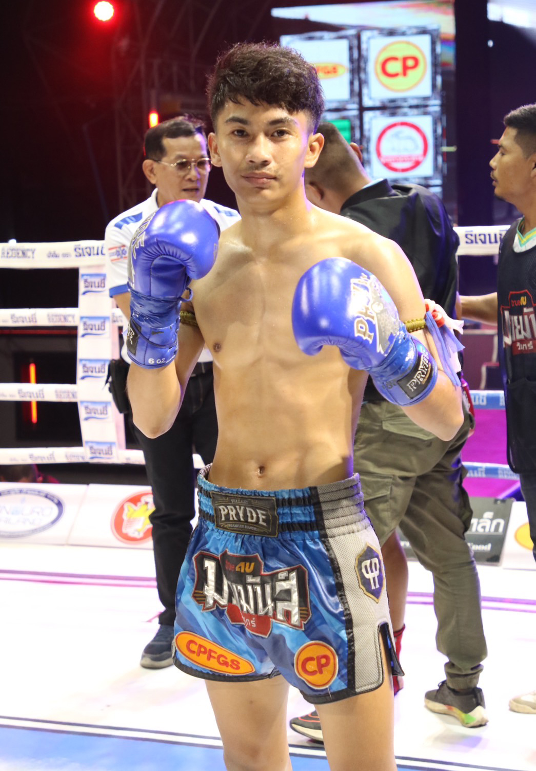 นักชกมุมแดง เพชรมงคล ศิษย์ สส.มณเทียร เพชรมงคล ศิษย์ สส.มณเทียร