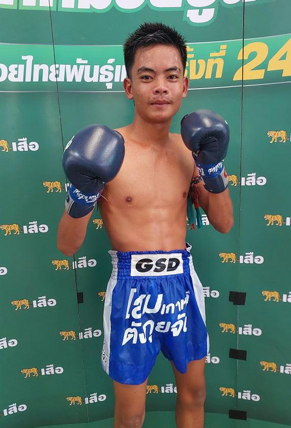 นักชกมุมแดง โชคทวี ว.เทคโนหลวงปู่สรวง โชคทวี ว.เทคโนหลวงปู่สรวง