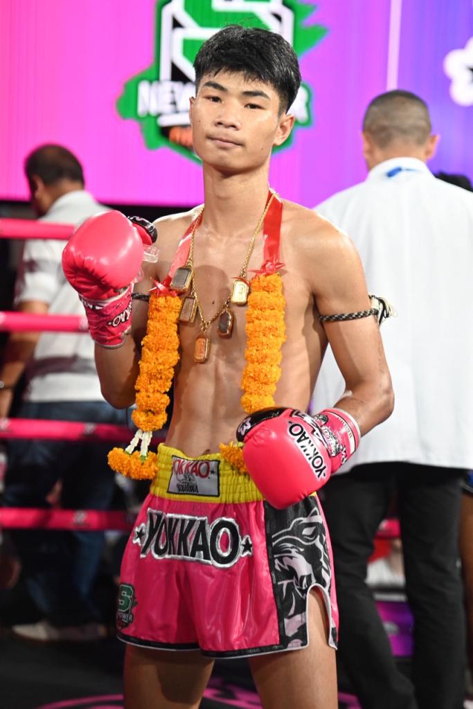 เพชรโนนสังข์ เกียรติธงยศ