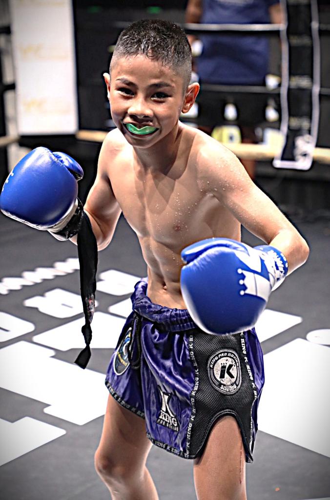 นักชกมุมแดง น้ำเพชร ช้างจันทบุรี น้ำเพชร ช้างจันทบุรี