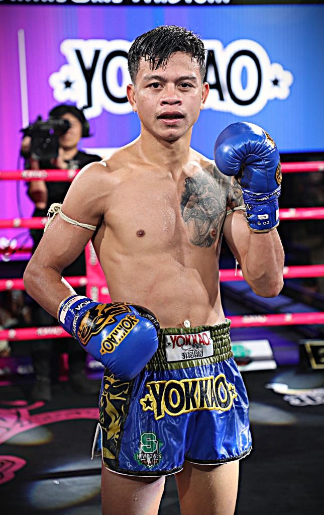 นักชกมุมน้ำเงิน เพชรจักจั่น ช.ห้าพยัคฆ์ เพชรจักจั่น ช.ห้าพยัคฆ์