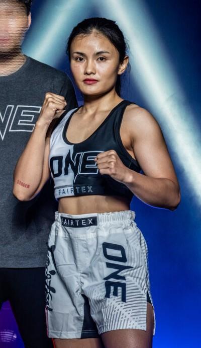 น้องฟ้าใส ท็อป พี.เค.แสนชัยมวยไทยยิม