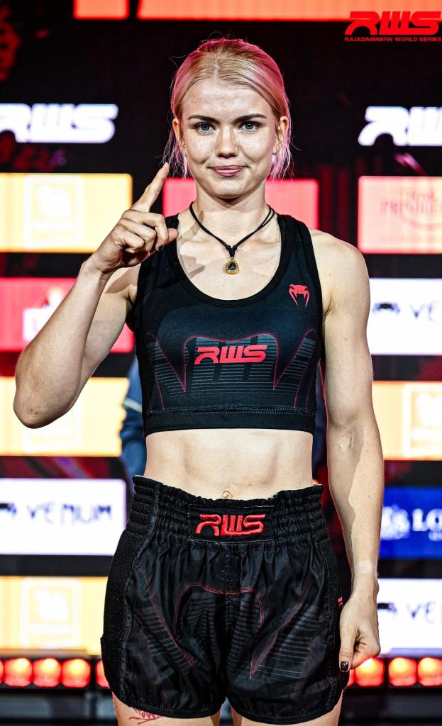 นักชกมุมน้ำเงิน มารี รูเมต มารี รูเมต