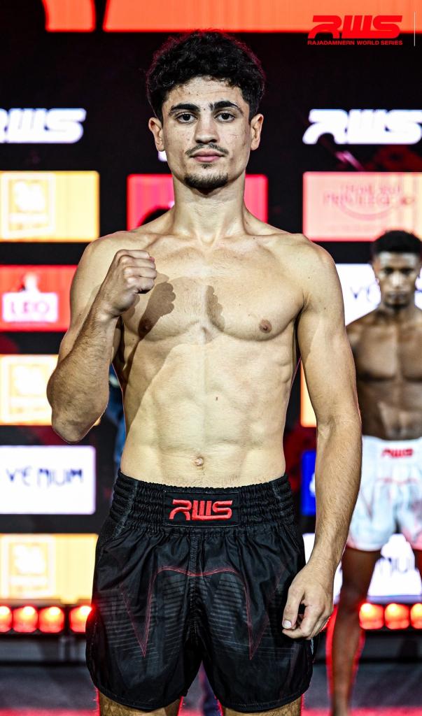 นักชกมุมน้ำเงิน ยูเนส บูอาเลม ยูเนส บูอาเลม