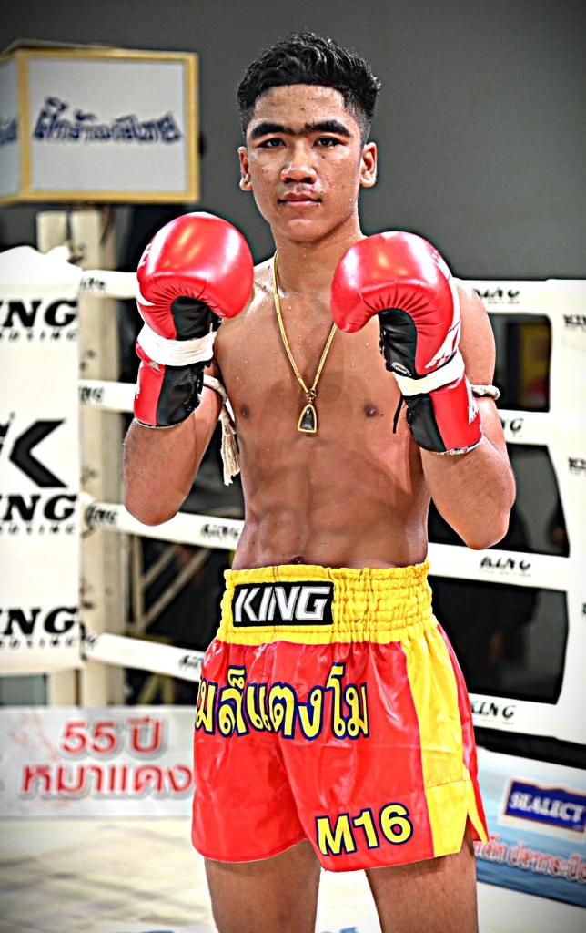 นักชกมุมแดง เพชรนาคา ลูกเจ้าแม่สายวารี เพชรนาคา ลูกเจ้าแม่สายวารี