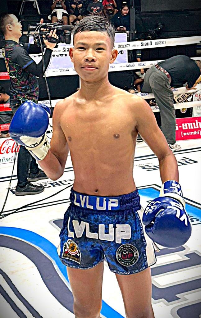 นักชกมุมน้ำเงิน เพชรมั่งมี อ.อู๊ดอุดร เพชรมั่งมี อ.อู๊ดอุดร